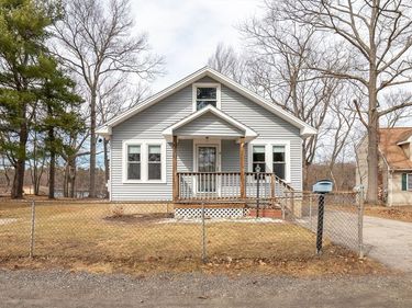 8 Blackstone St, Shrewsbury, MA 01545