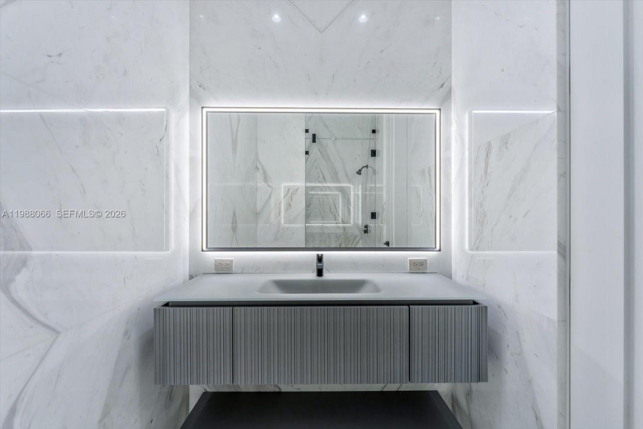 17901 Collins Ave , Unit PH-01, Sunny Isles Beach, FL 33160 Photo