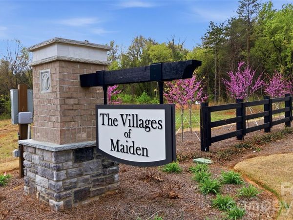 1821 Gkn Way , Newton, NC 28658