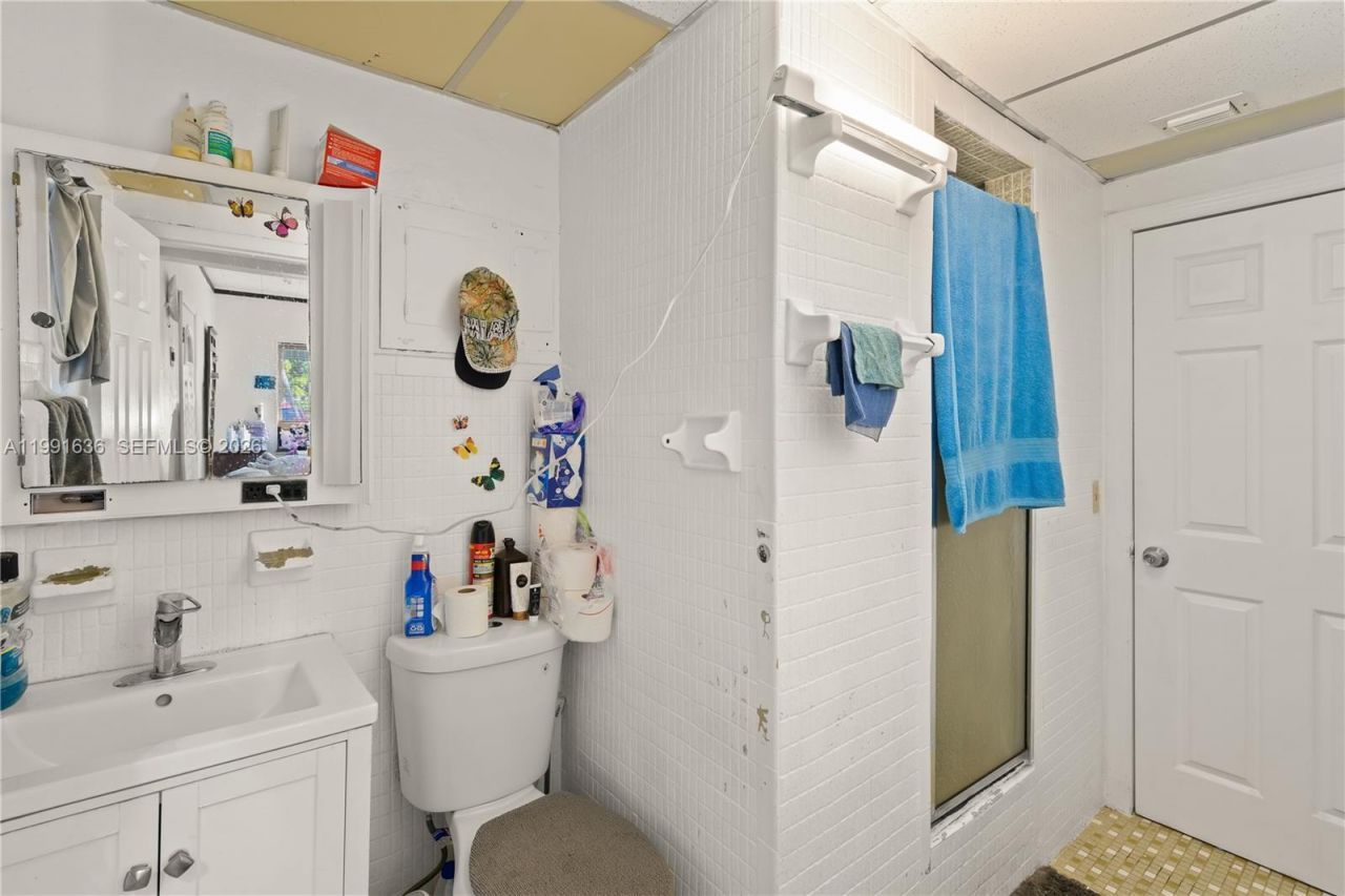 1440 NE 183rd St, North Miami Beach, FL 33179 Photo