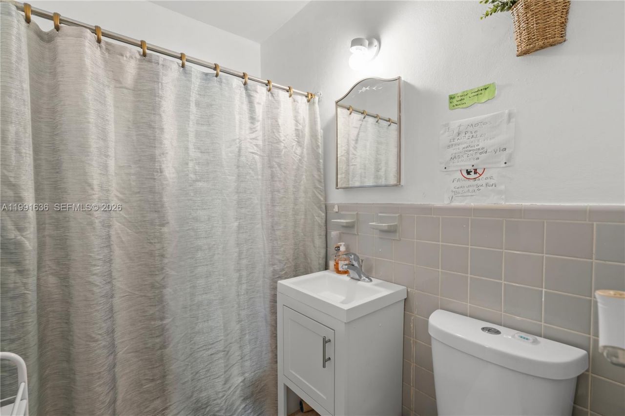 1440 NE 183rd St, North Miami Beach, FL 33179 Photo