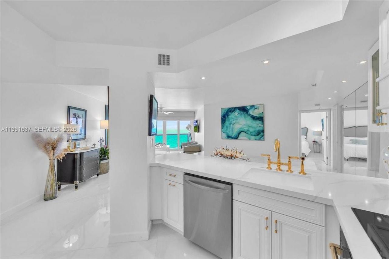 6767 Collins Ave, Unit 1110, Miami Beach, FL 33141 Photo