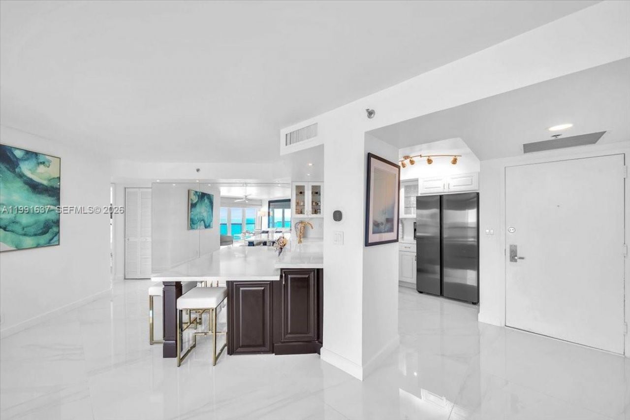 6767 Collins Ave, Unit 1110, Miami Beach, FL 33141 Photo