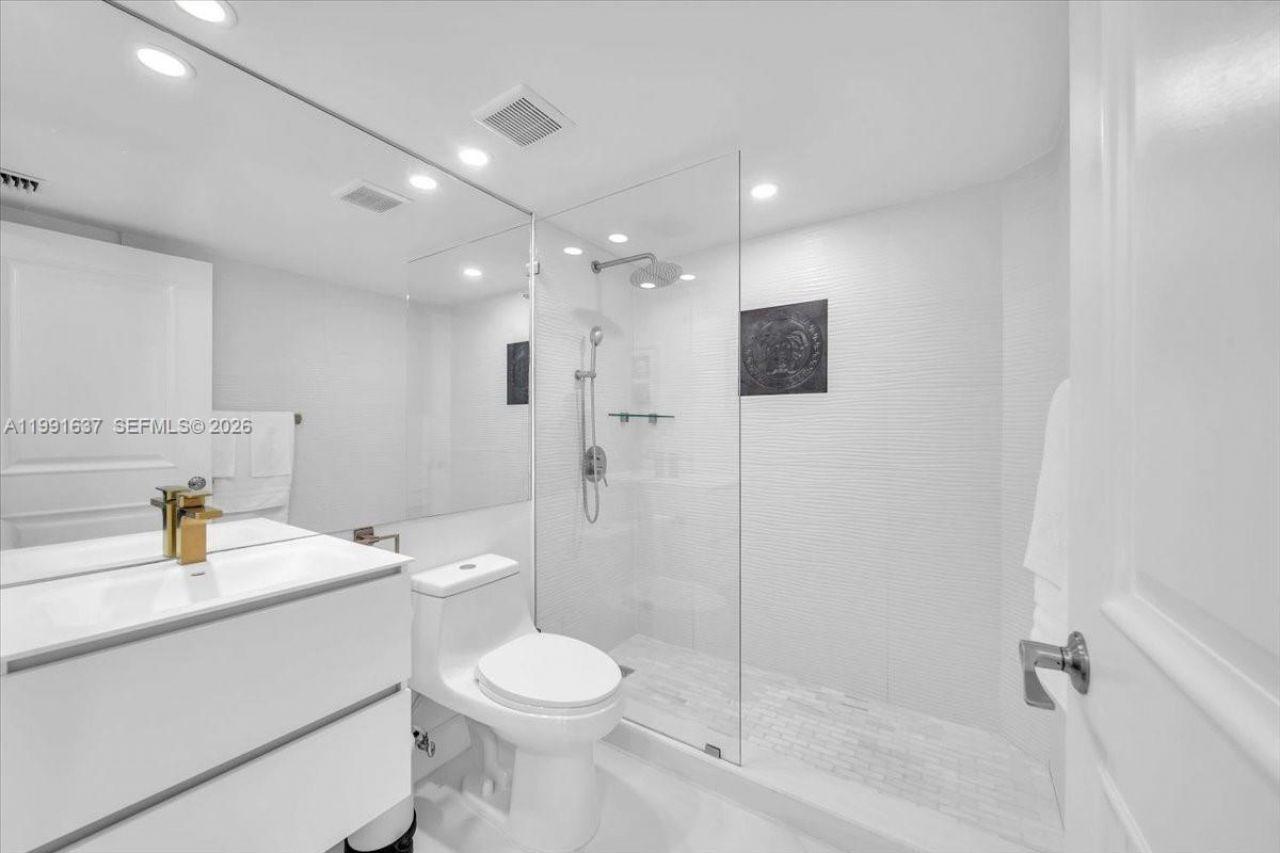 6767 Collins Ave, Unit 1110, Miami Beach, FL 33141 Photo