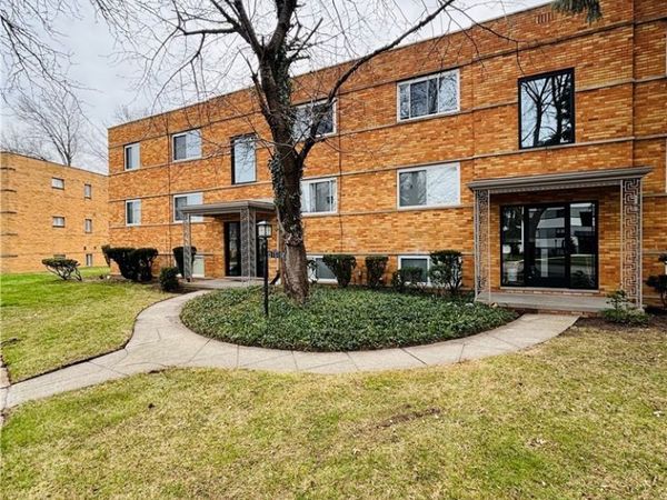 21045 Southbend Circle, Unit 8, Rocky River, OH 44116