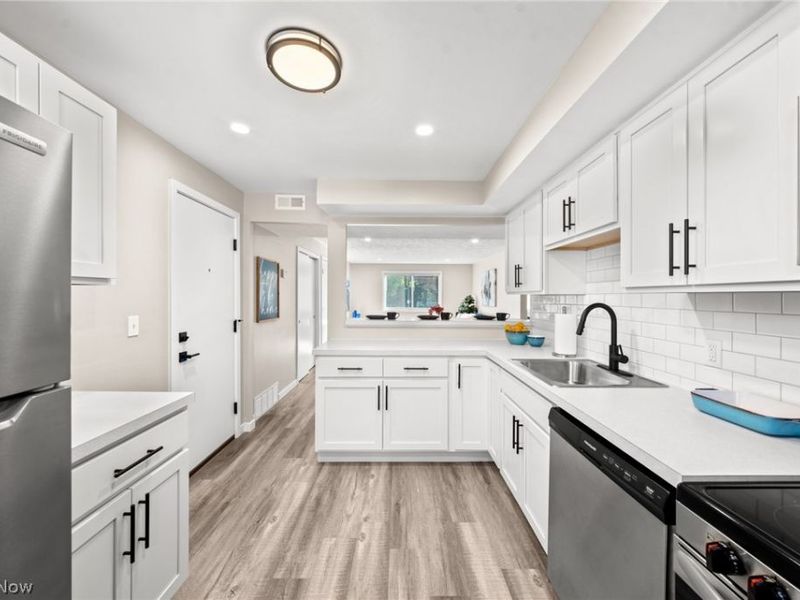 21045 Southbend Circle, Unit 8, Rocky River, OH 44116 Photo 6