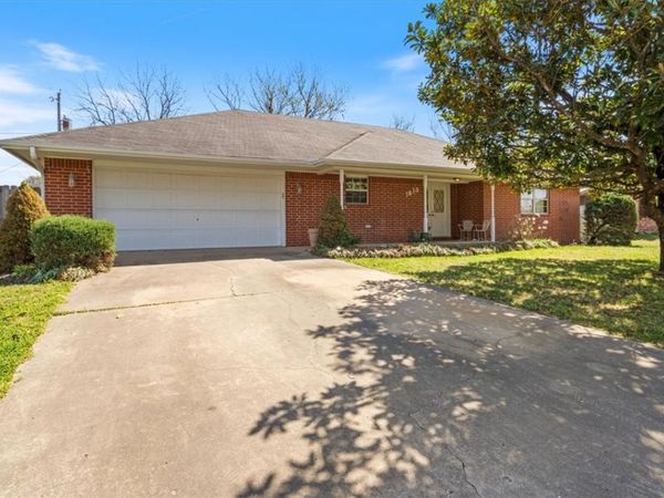 1813 K Street , Rogers, AR 72756