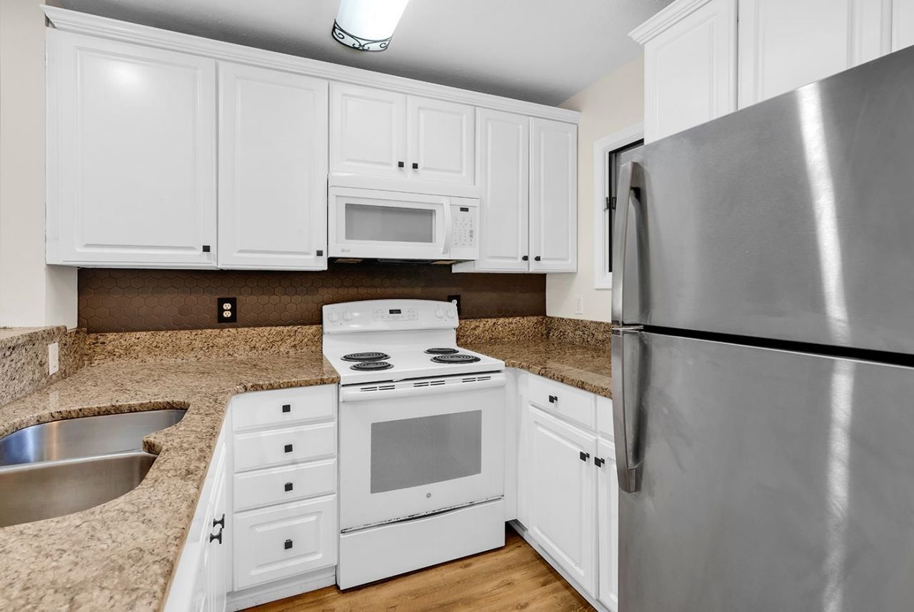 4096 Fairway Lakes Dr.  Photo 9