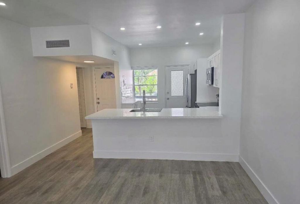 18555 NE 14th Avenue, Unit 709, Miami, FL 33179 Photo