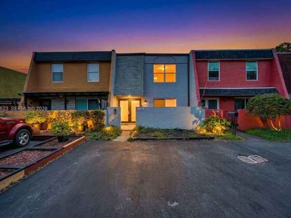 7402 NW 75th St , Tamarac, FL 33321