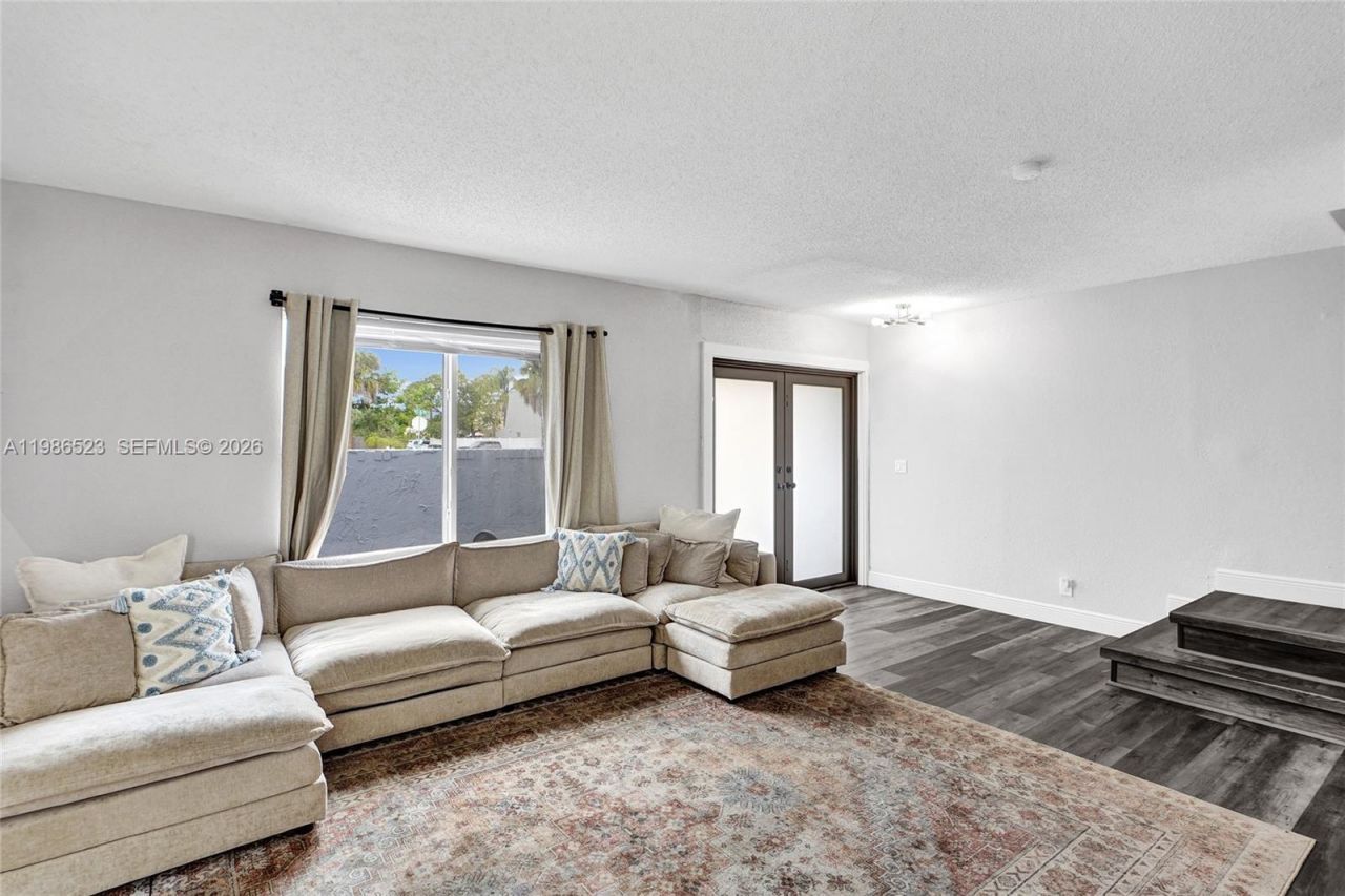 7402 NW 75th St , Tamarac, FL 33321 Photo