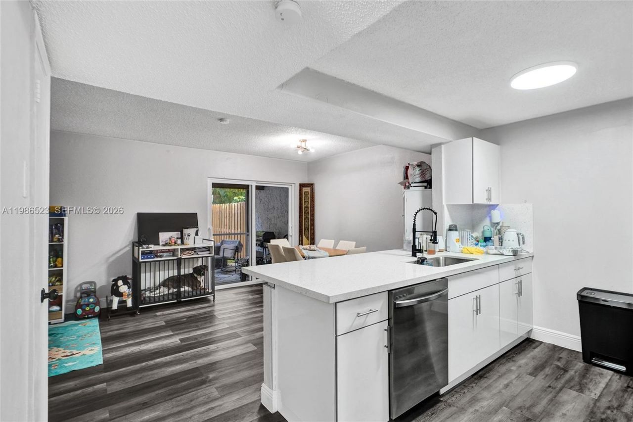 7402 NW 75th St , Tamarac, FL 33321 Photo