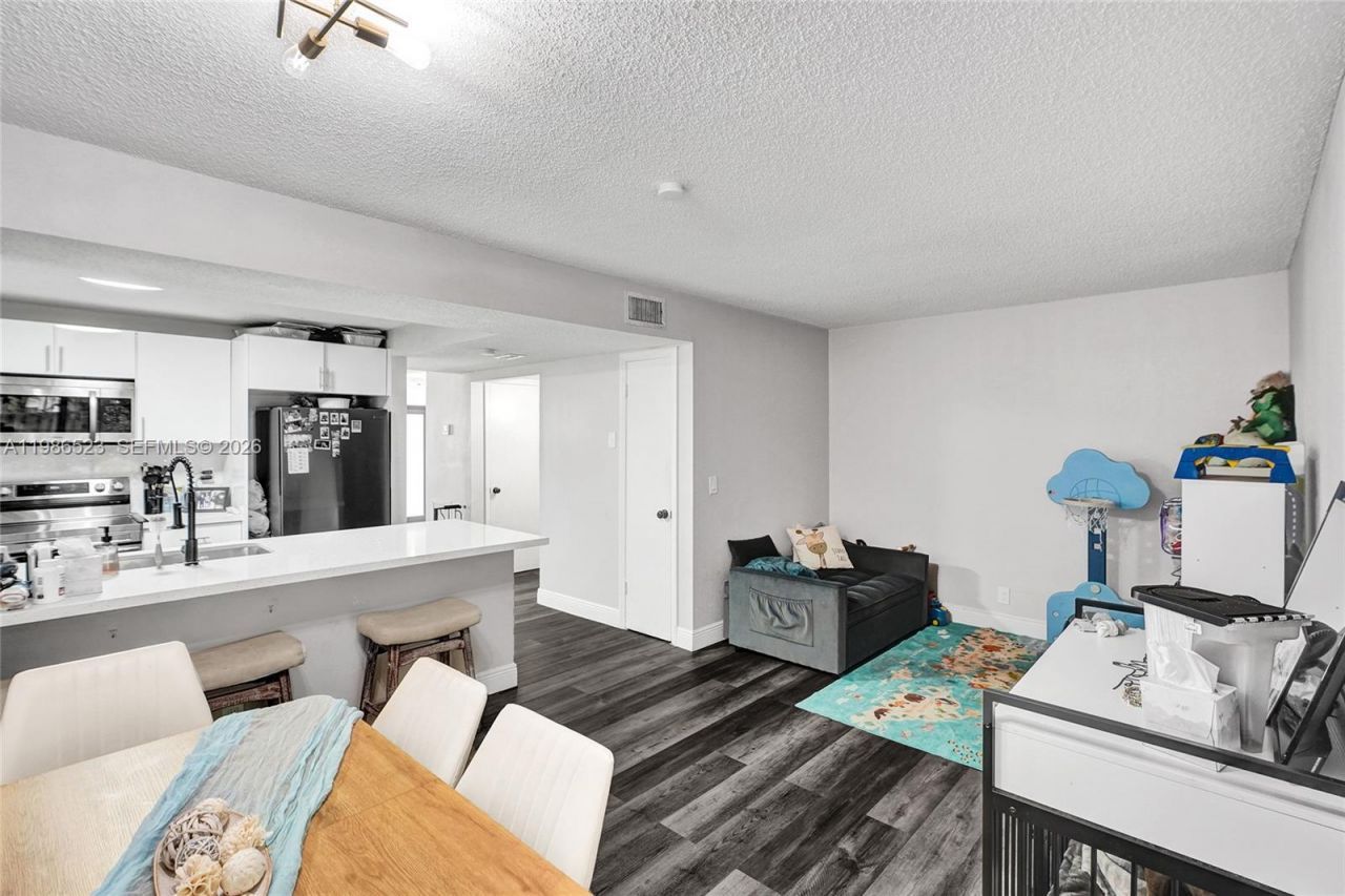 7402 NW 75th St , Tamarac, FL 33321 Photo