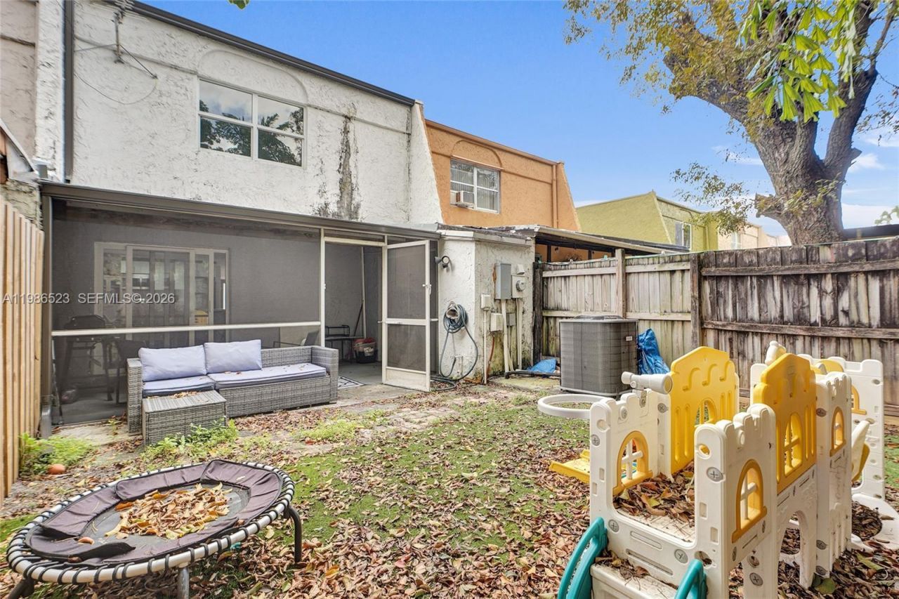 7402 NW 75th St , Tamarac, FL 33321 Photo