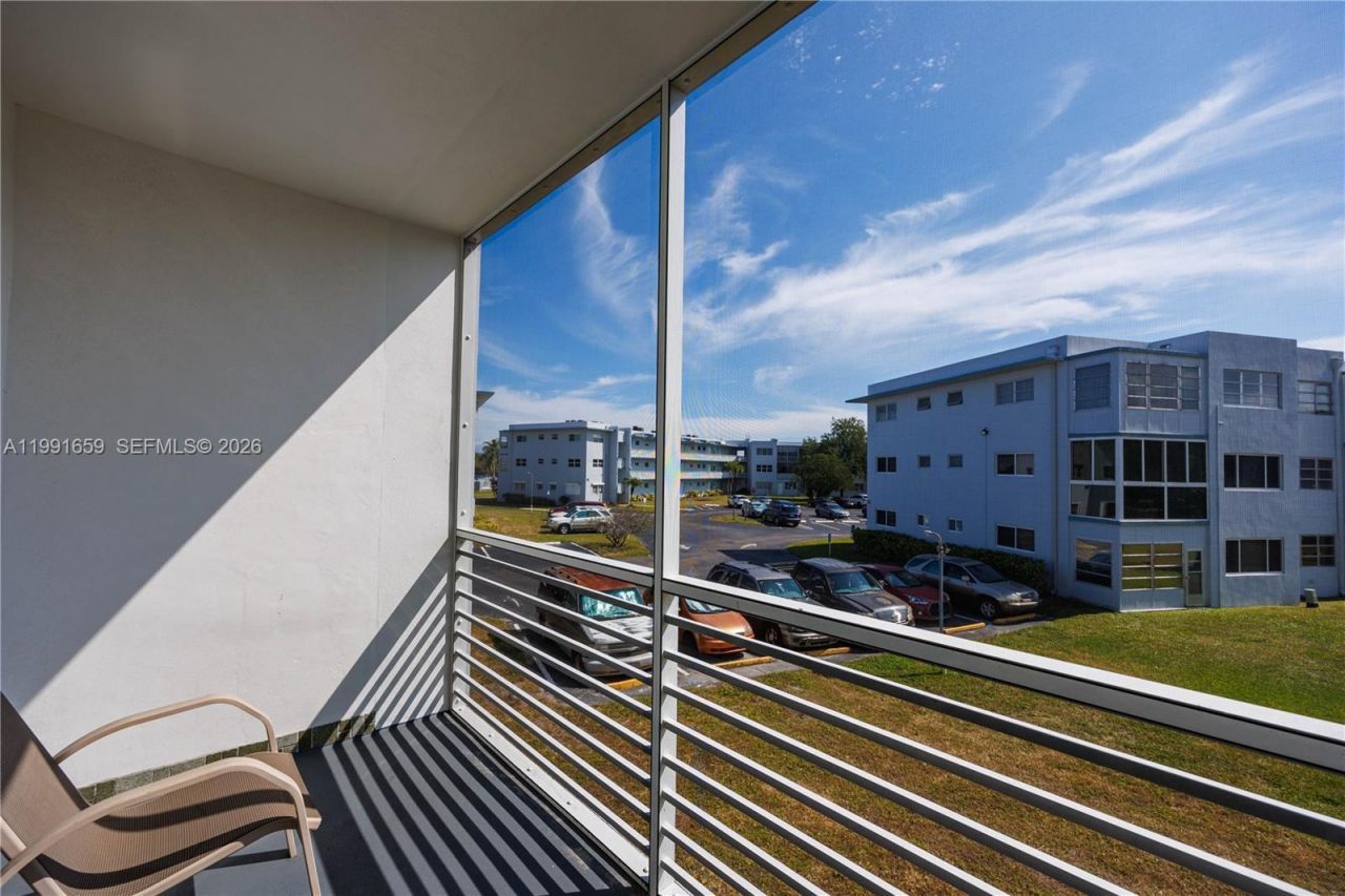 2300 Park Ln , Unit 203, Hollywood, FL 33021 Photo