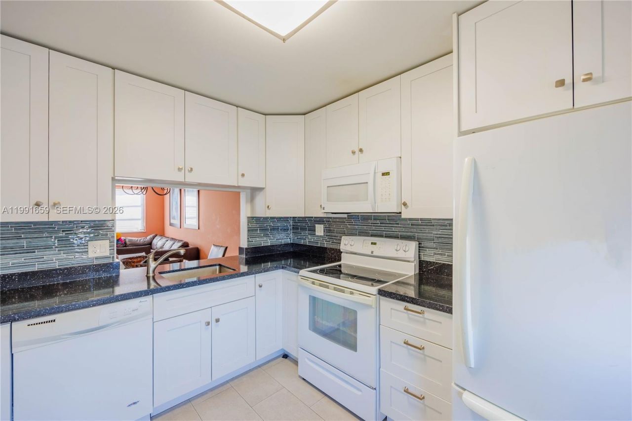 2300 Park Ln, Unit 203, Hollywood, FL 33021 Photo
