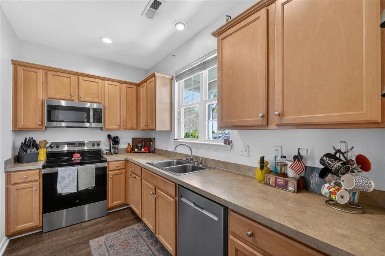 8945 Planters Row Lane Photo 10