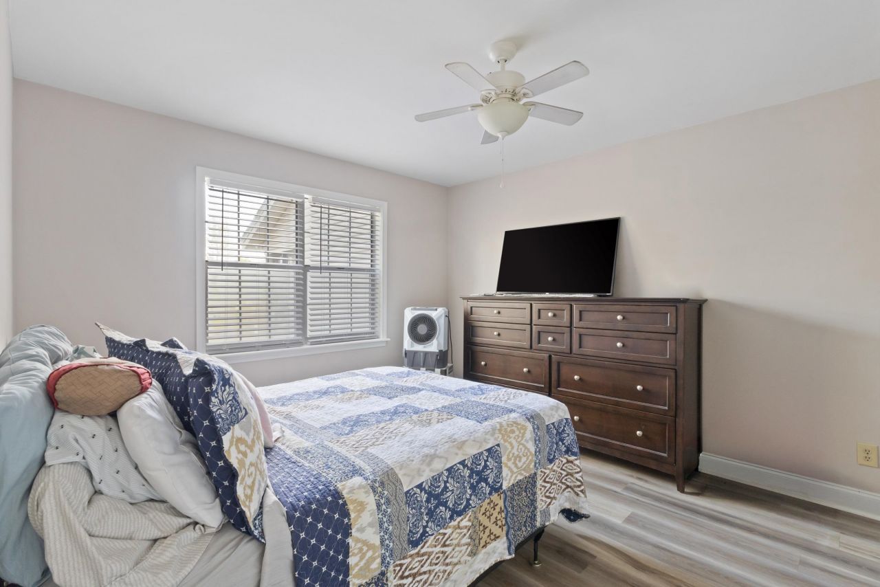 6850 King Arthur Dr.  Photo 12