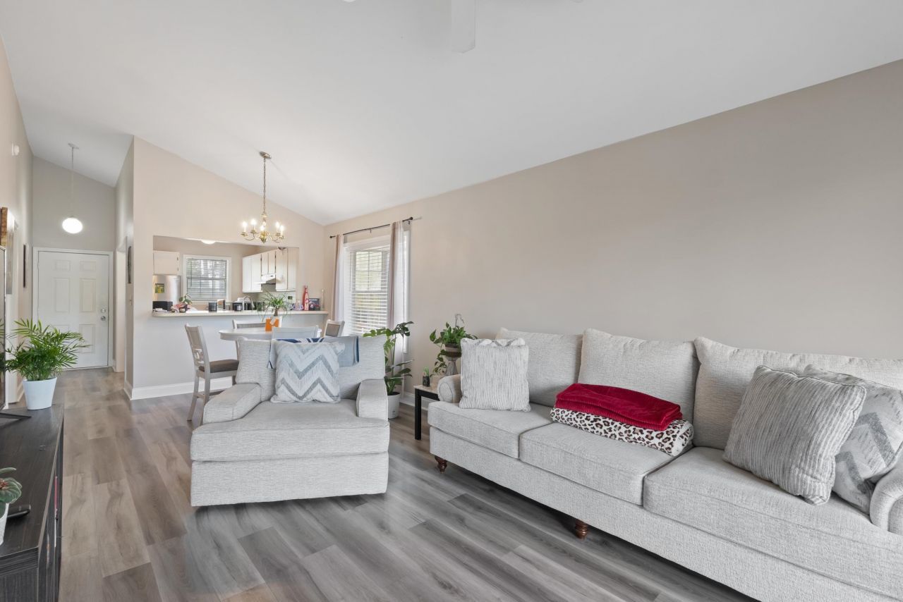 6850 King Arthur Dr.  Photo 6