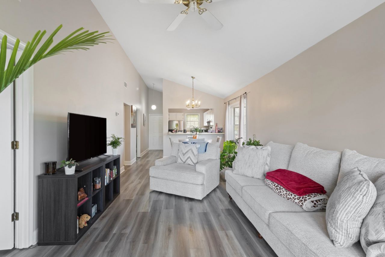 6850 King Arthur Dr.  Photo 7