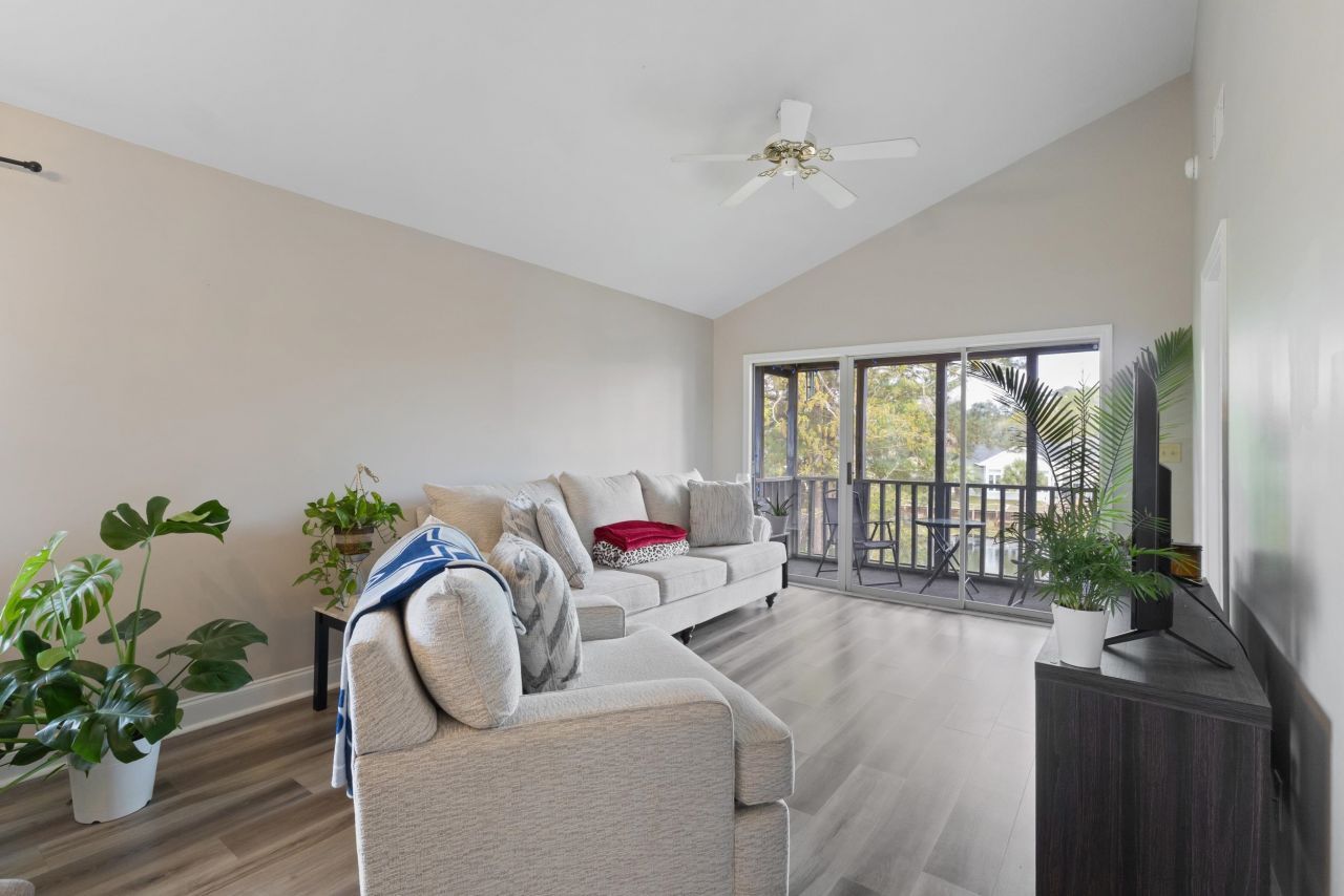 6850 King Arthur Dr.  Photo 8