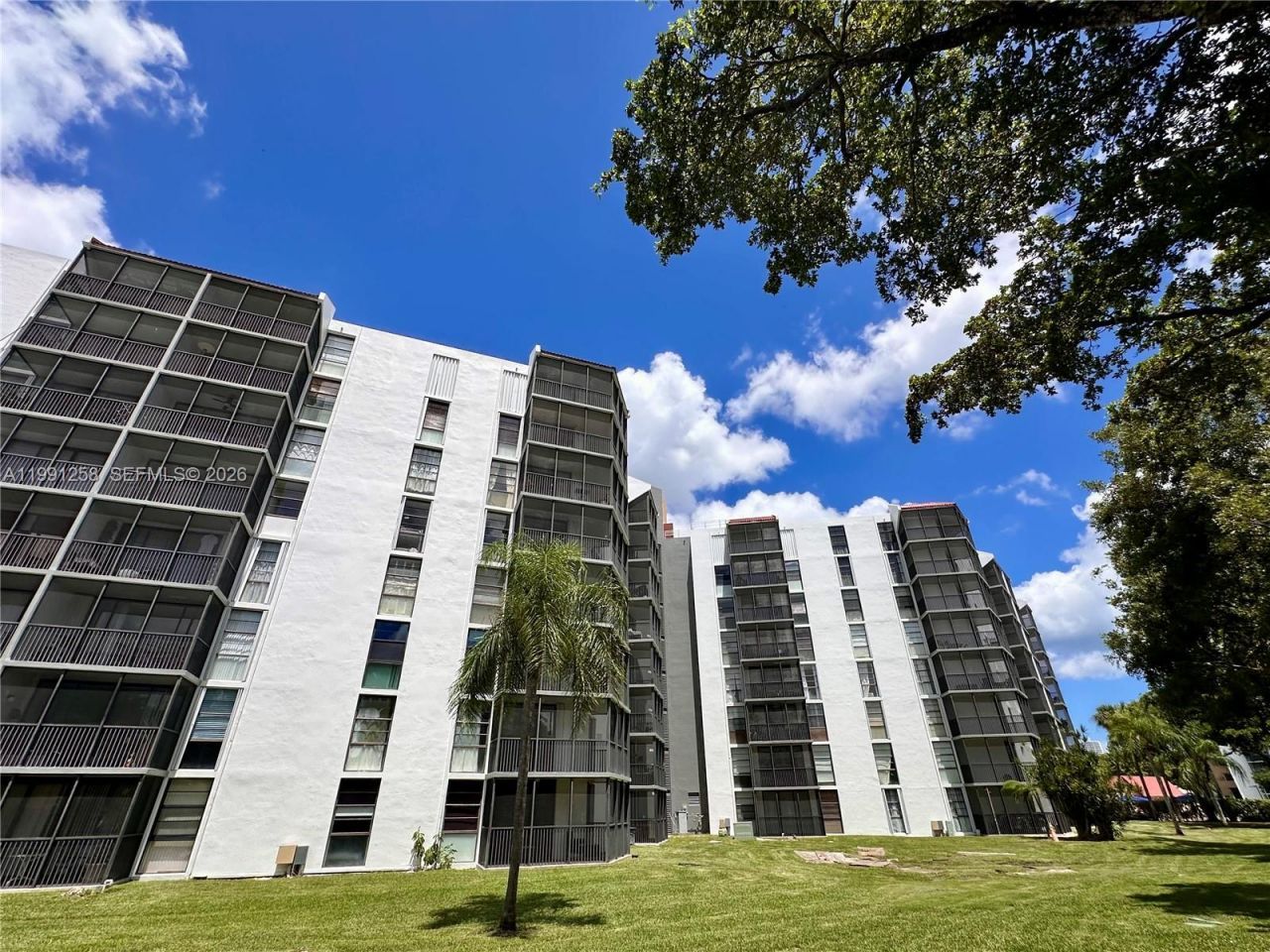 3301 N Country Club Dr , Unit 410, Aventura, FL 33180 Photo