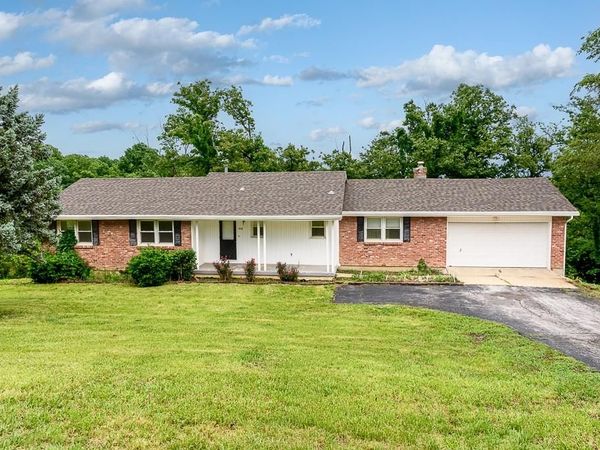 1021 Kouns Lane, Edwardsville, KS 66111