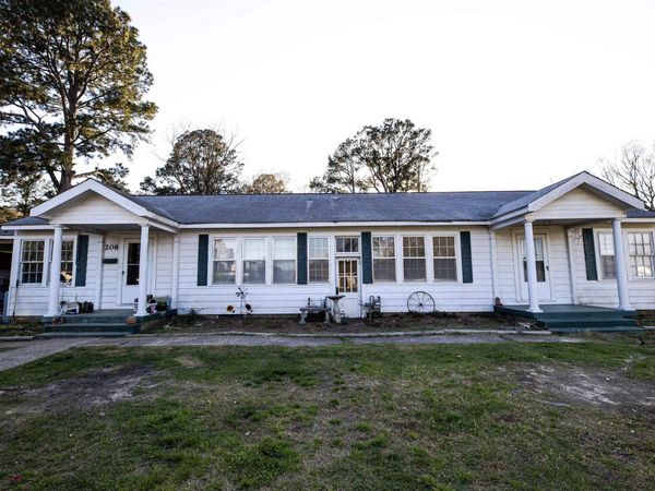 208 S Womble Ave, Camden, AR 71701