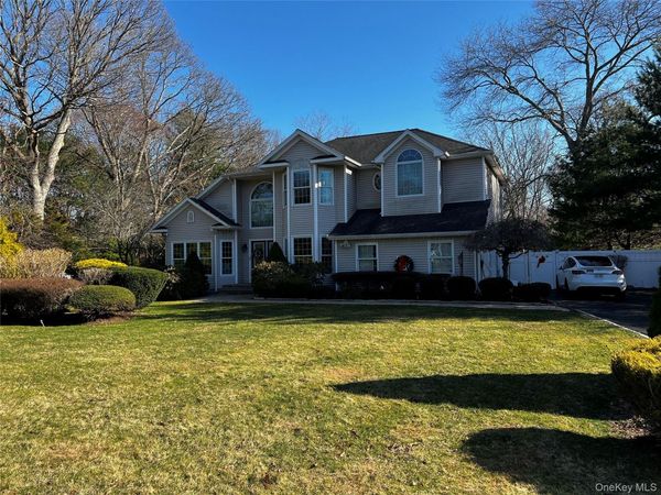 6 Kara Court , Centereach, NY 11720