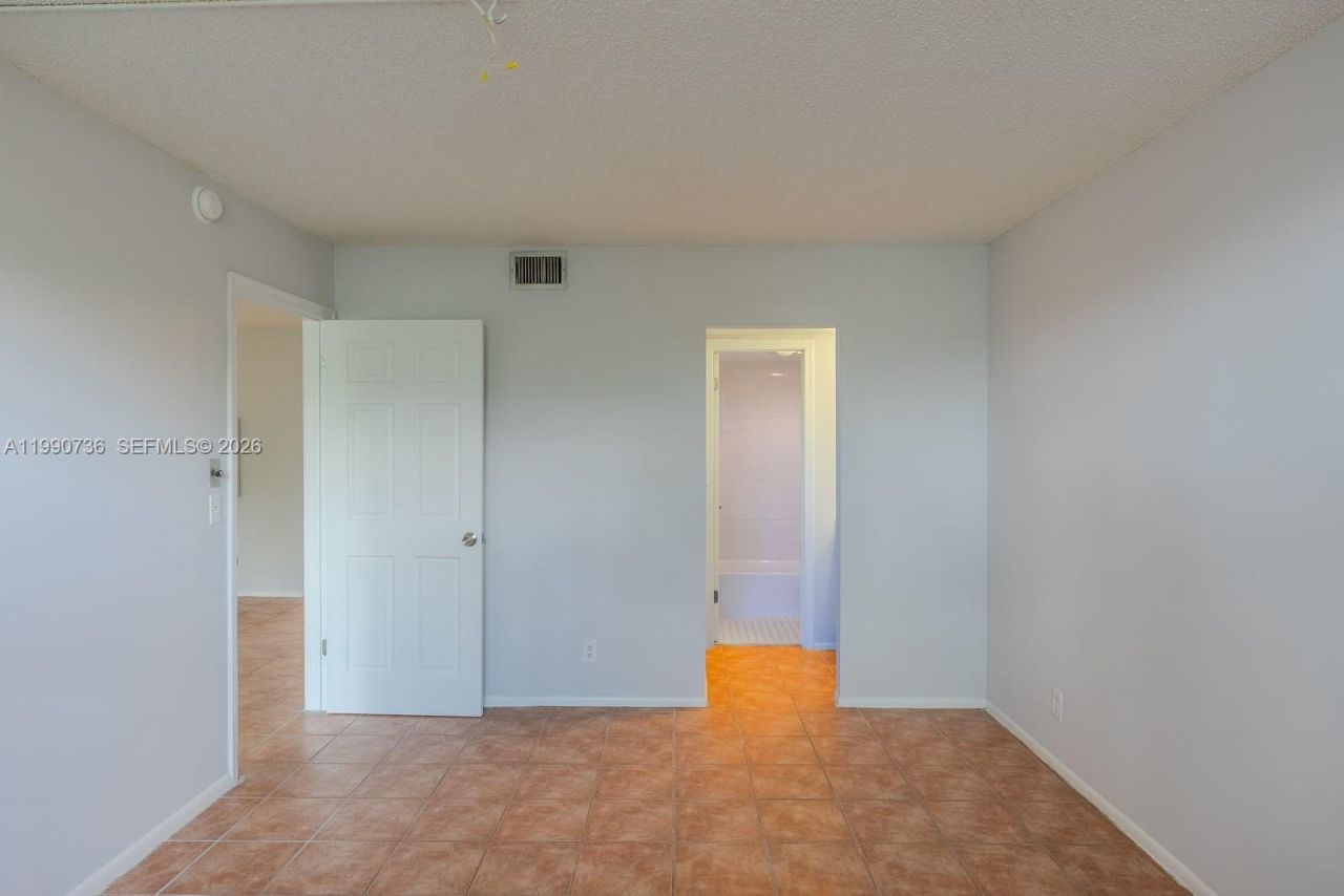 9325 Lagoon Pl , Unit 105, Davie, FL 33324 Photo