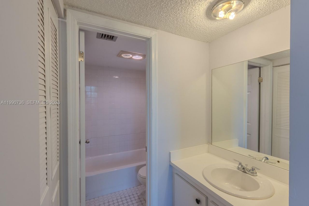 9325 Lagoon Pl , Unit 105, Davie, FL 33324 Photo