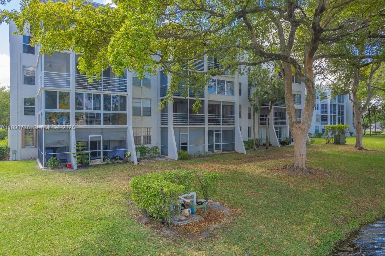 9325 Lagoon Pl , Unit 105, Davie, FL 33324 Photo