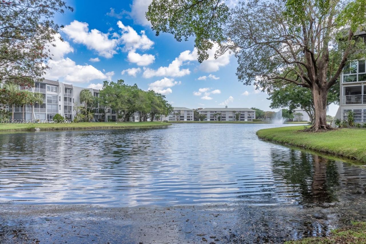 9325 Lagoon Pl , Unit 105, Davie, FL 33324 Photo