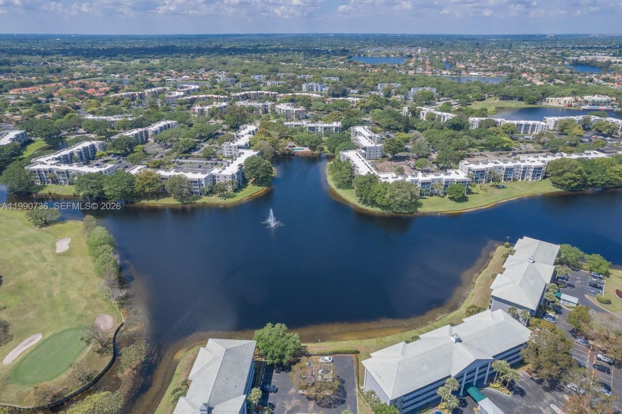 9325 Lagoon Pl , Unit 105, Davie, FL 33324 Photo