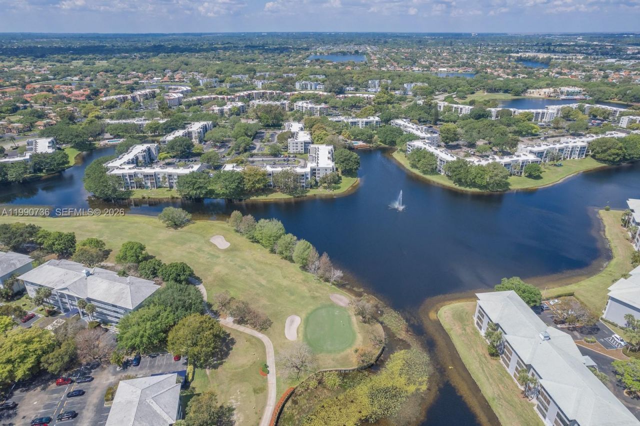 9325 Lagoon Pl , Unit 105, Davie, FL 33324 Photo