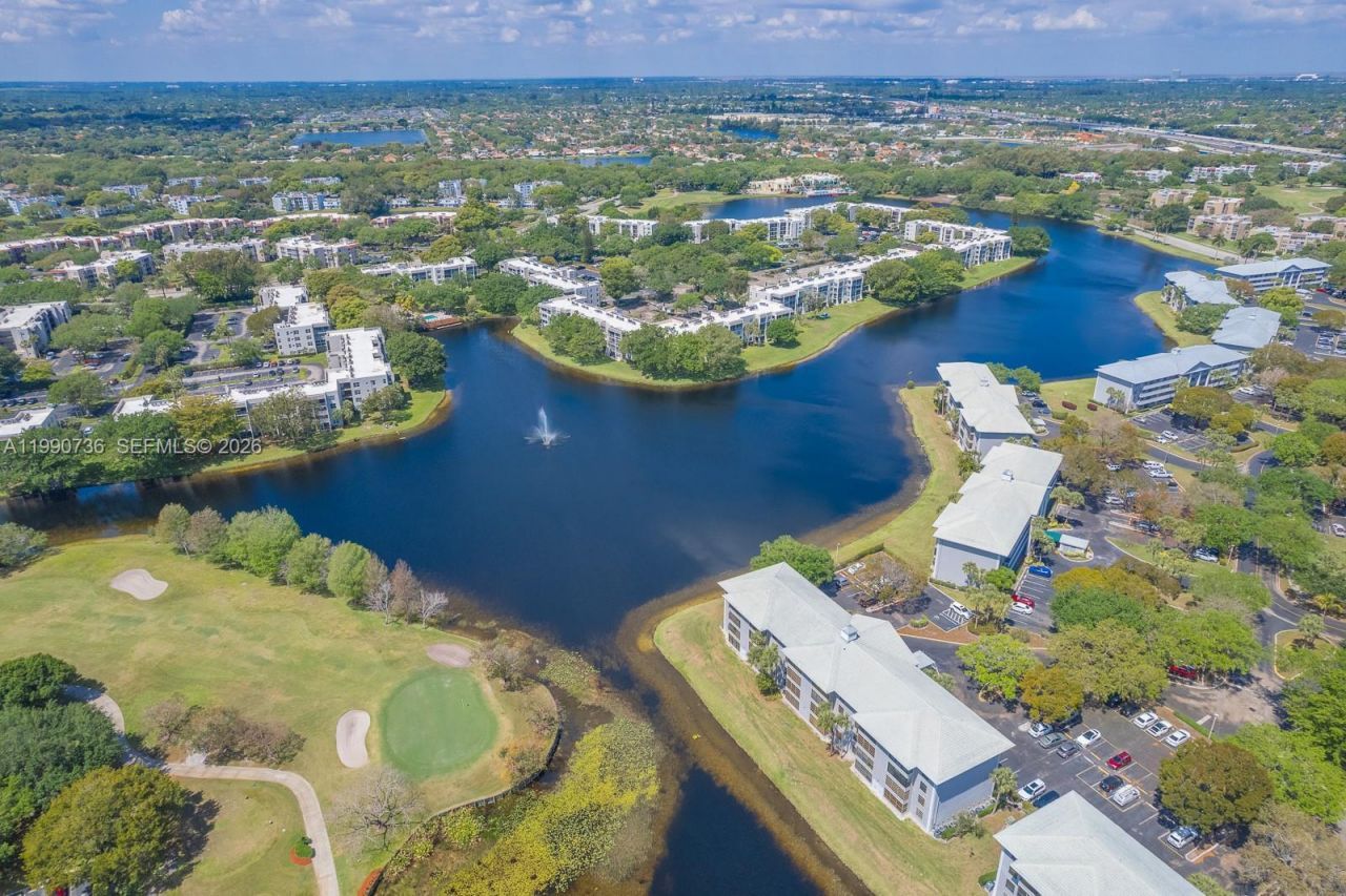 9325 Lagoon Pl , Unit 105, Davie, FL 33324 Photo