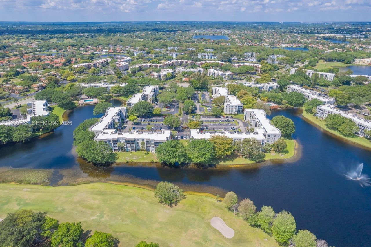 9325 Lagoon Pl , Unit 105, Davie, FL 33324 Photo