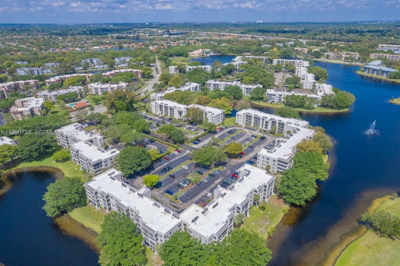 9325 Lagoon Pl , Unit 105, Davie, FL 33324 Photo