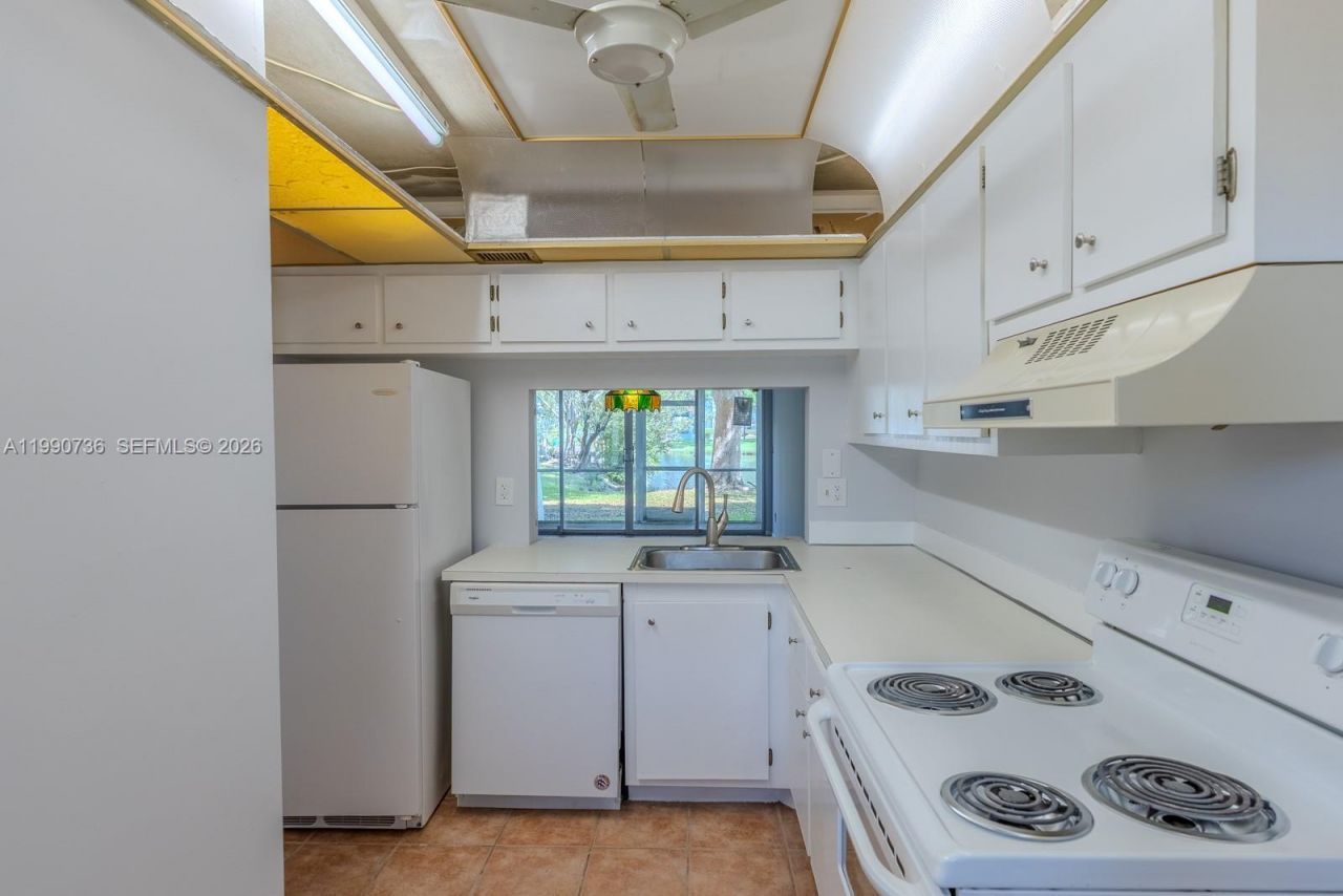 9325 Lagoon Pl , Unit 105, Davie, FL 33324 Photo