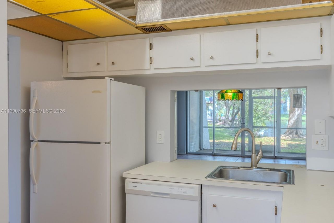 9325 Lagoon Pl , Unit 105, Davie, FL 33324 Photo