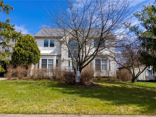 7571 Pleasant Run Drive, Seven Hills, OH 44131