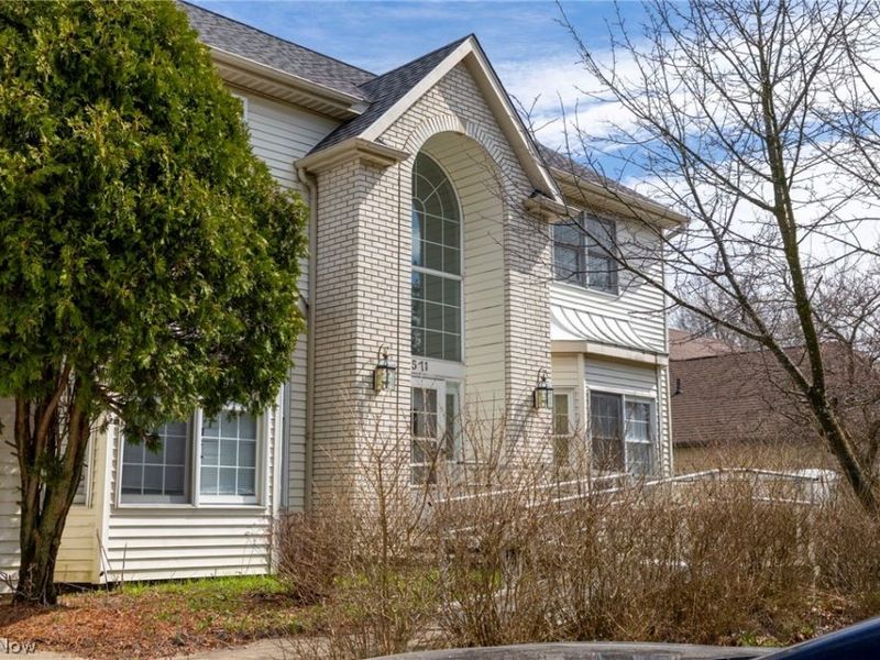 7571 Pleasant Run Drive, Seven Hills, OH 44131 Photo 2