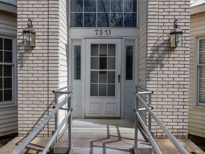 7571 Pleasant Run Drive, Seven Hills, OH 44131 Photo 9