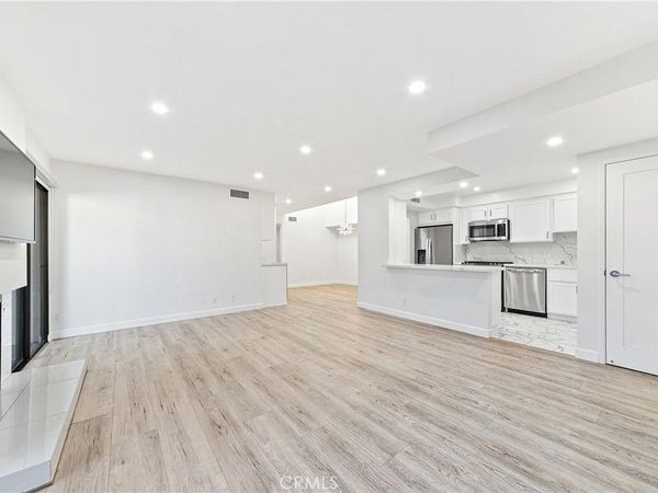 15215 Magnolia Boulevard, Sherman Oaks, CA 91403