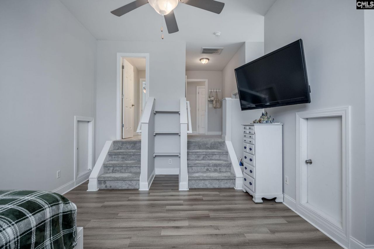 9 N Woodburn Lane Photo 28