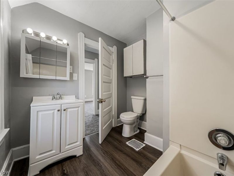 703 E River Street, Elyria, OH 44035 Photo 8