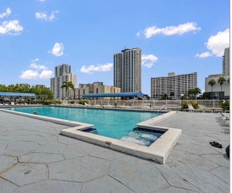 600 Parkview Dr, Unit 717, Hallandale Beach, FL 33009 Photo