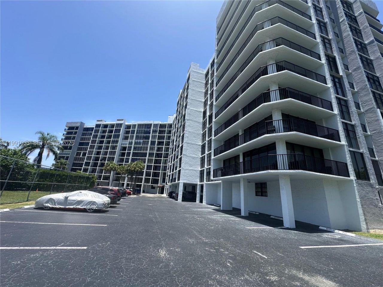 600 Parkview Dr, Unit 717, Hallandale Beach, FL 33009 Photo