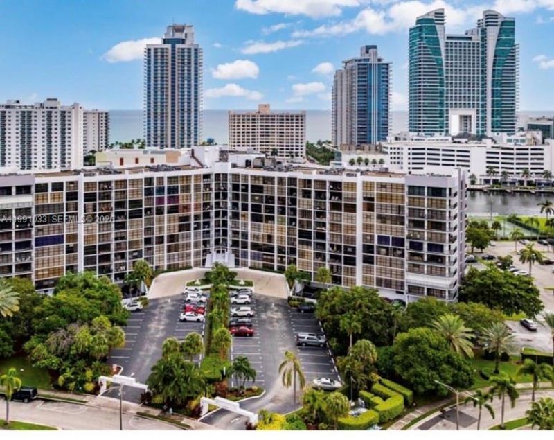 600 Parkview Dr , Unit 717, Hallandale Beach, FL 33009 Photo
