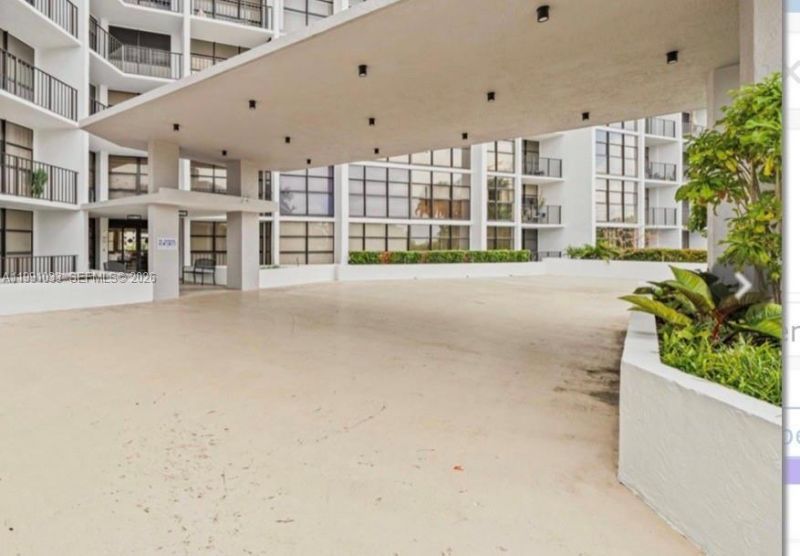 600 Parkview Dr , Unit 717, Hallandale Beach, FL 33009 Photo